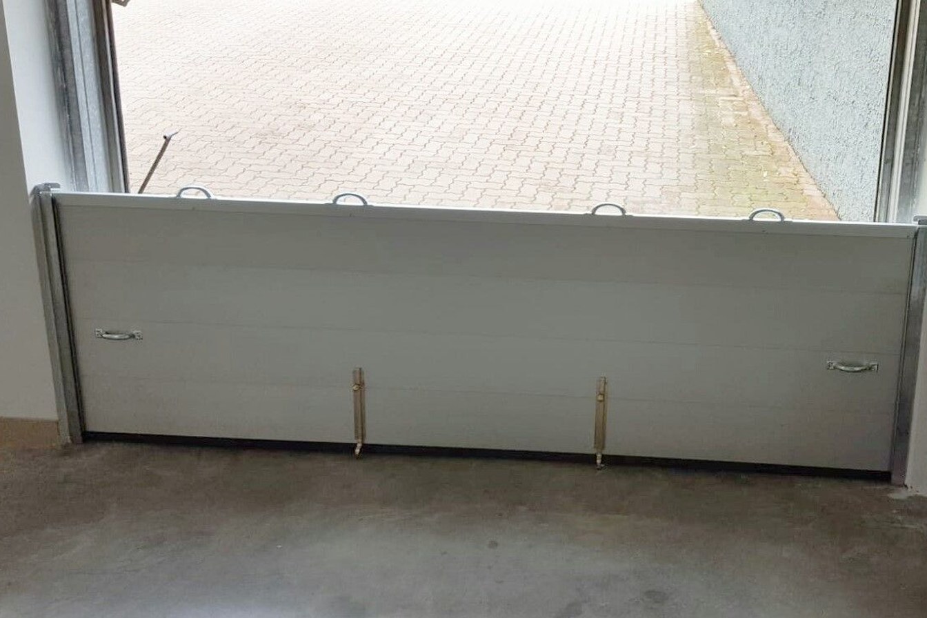 ¿Cuánto cuesta una barrera anti inundación? Inversión frente al coste de una inundación 1 El precio de una barrera anti inundación depende del hueco: barrera montada en el acceso de un garaje
