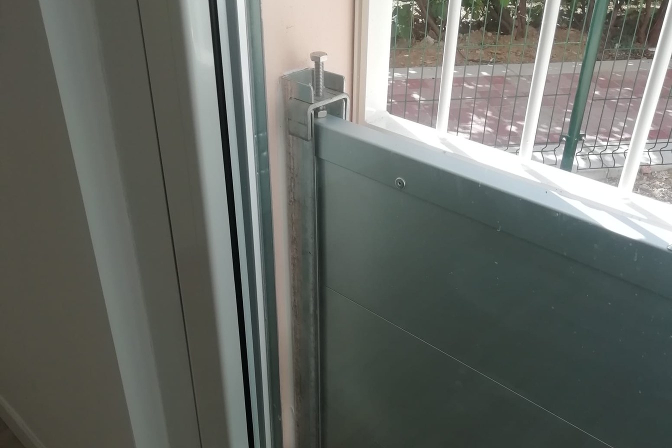 ¿Cuánto cuesta una barrera anti inundación? Inversión frente al coste de una inundación 2 Guía lateral y tornillo de apriete de una barrera anti inundación en el hueco de acceso